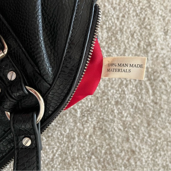 Dana Buchman y2k black leather handbag with crossbody strap red interior - Picture 8 of 10